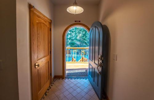 Yosemite West House | Discover A Blue Sky Lodge: Family-Friendly Getaway Awaits