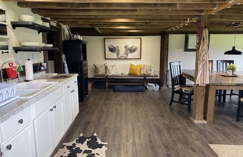 Arlington House | Charming Updated Barn Retreat on 50+ Acres, Guest Rated 10/10