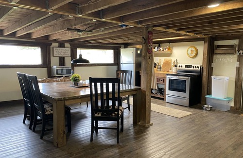 Arlington House | Charming Updated Barn Retreat on 50+ Acres, Guest Rated 10/10