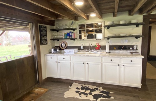 Arlington House | Charming Updated Barn Retreat on 50+ Acres, Guest Rated 10/10