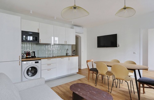 Charonne Apartment | Bright 2-BR Retreat in Nation - Charonne with Spa & Breakfast