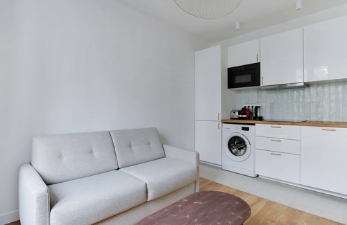 Charonne Apartment | Bright 2-BR Retreat in Nation - Charonne with Spa & Breakfast