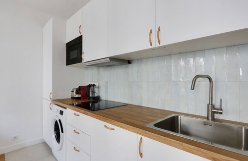 Charonne Apartment | Bright 2-BR Retreat in Nation - Charonne with Spa & Breakfast
