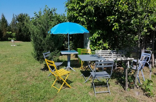 Dommartin House | Quiet Room Near Lyon Center with Lake View & Breakfast