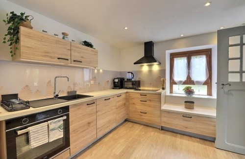 Geishouse House | A bucolic setting, surrounded by mountains with panoramic views.