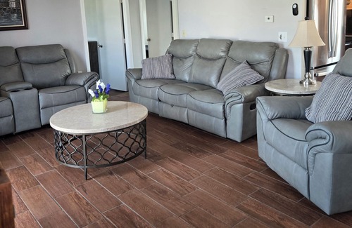 Eastward Look House | Spacious 6-Bedroom Oasis near Scarborough Beach with Bar