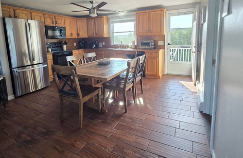 Eastward Look House | Spacious 6-Bedroom Oasis near Scarborough Beach with Bar