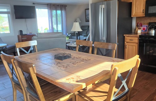 Eastward Look House | Spacious 6-Bedroom Oasis near Scarborough Beach with Bar