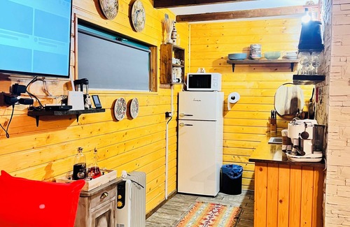 Muntele Baisorii Cabin | “A cozy rustic cabin with modern touches and beautiful views, the perfect escape