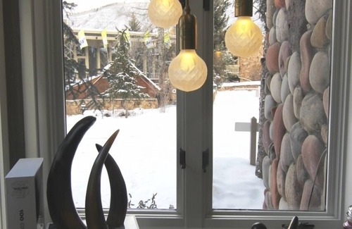 Aspen Condo | Exclusive 3 King Bedroom Retreat Steps from Lil Nell