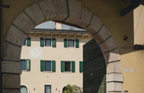 Domegliara Bed & Breakfast | Discover A Casa di Tom: Oceanfront Escape with Hot Tub