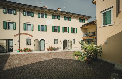 Domegliara Bed & Breakfast | Discover A Casa di Tom: Oceanfront Escape with Hot Tub