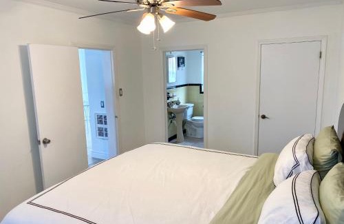 Juno Ridge Apartment | Casa Azul: Beach & Mall Access with Family-Friendly Perks