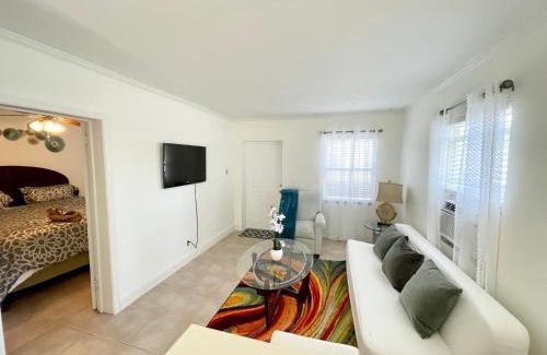 Juno Ridge Apartment | Casa Azul: Beach & Mall Access with Family-Friendly Perks