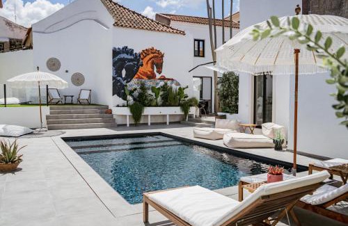 Santarem House | Cozy A Casa Brava: Oceanfront Bliss with Pool Access
