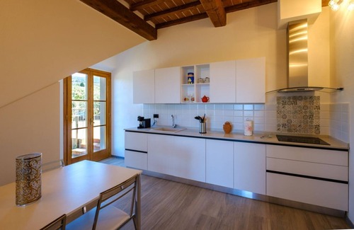 Vinci Villa | Experience A Casa di Patrizia: Panoramic Views & Pool Fun