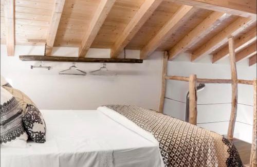 Barza Apartment | Relaxing Getaway at A casa di Sophi with Private Sauna