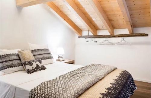 Barza Apartment | Relaxing Getaway at A casa di Sophi with Private Sauna