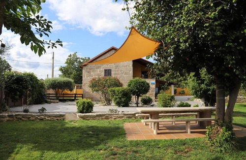 Ponteareas House | Inviting A Casa do Fona: Pet-Friendly with Pool & Family Amenities