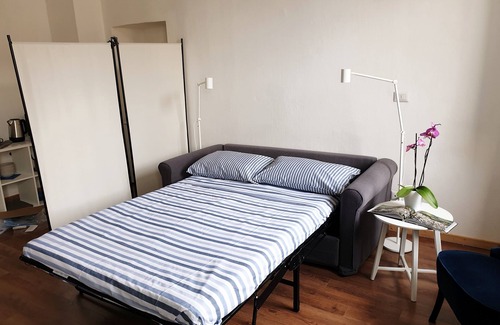 Intra Apartment | Discover a Quiet, Sunny Studio in the Heart of the City