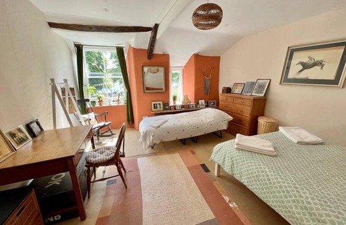 Stratton House | Delightful Country Cottage: Pet & Child Friendly Retreat