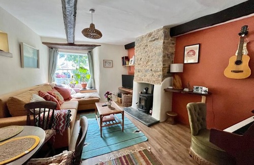 Stratton House | Delightful Country Cottage: Pet & Child Friendly Retreat
