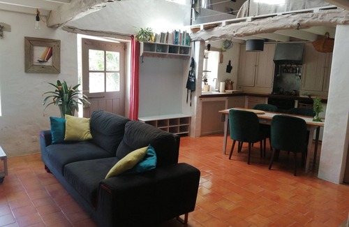 Bouin Cottage | Enchanting Retreat in a Private Garden with Ocean Views