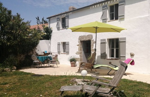 Bouin Cottage | Enchanting Retreat in a Private Garden with Ocean Views