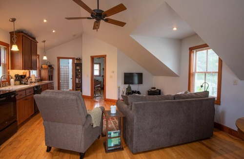 Cashton House | Serene City Loft with Kitchen & Breakfast Included