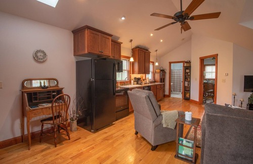 Cashton House | Serene City Loft with Kitchen & Breakfast Included