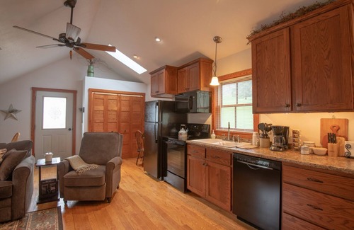 Cashton House | Serene City Loft with Kitchen & Breakfast Included