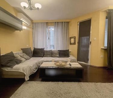 Oborishte Apartment | Vibrant Apartment Escape: Pet & Child Friendly Stay