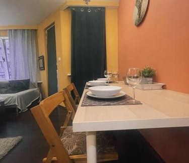 Oborishte Apartment | Vibrant Apartment Escape: Pet & Child Friendly Stay