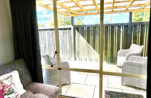 Mangakino Cottage | Cozy 2-Bedroom Cottage Steps from the Lake with Breakfast