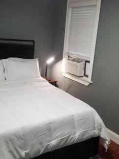 Queens House | Cozy Stay in Queens: Family-Friendly Accommodation Awaits