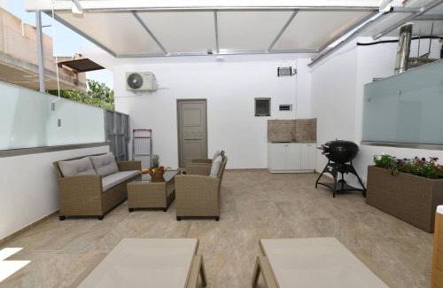 Drapanias Apartment | Cozy Studio with Ocean View and Relaxing Hot Tub