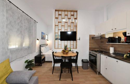 Drapanias Apartment | Cozy Studio with Ocean View and Relaxing Hot Tub