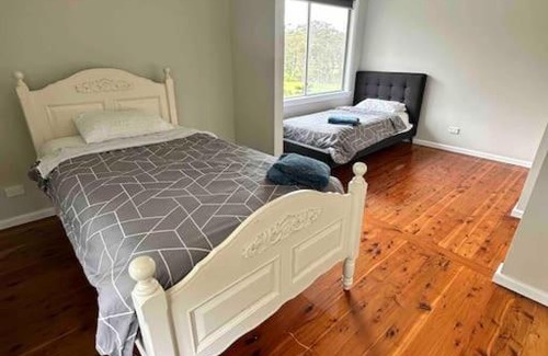 Kenthurst House | Family House with Pool & Hot Tub Near Town Center