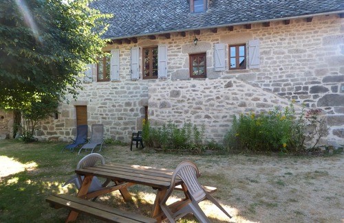 Goulles Cottage | Serene Retreat in Corrèze: Lake View & Spa Amenities