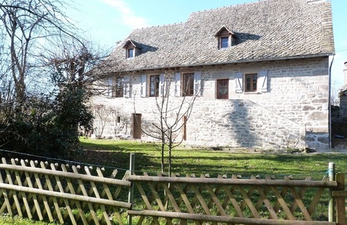 Goulles Cottage | Serene Retreat in Corrèze: Lake View & Spa Amenities