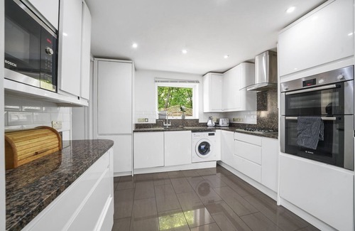 Larkfield House | Cozy Kent Apartment with Spa and Breakfast Near Train