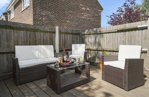 Larkfield House | Cozy Kent Apartment with Spa and Breakfast Near Train