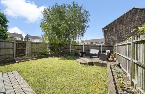Larkfield House | Cozy Kent Apartment with Spa and Breakfast Near Train