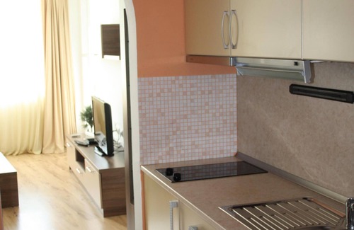 Chernomorets Apartment | Cozy Apartment with Private Pool in a Tranquil Complex