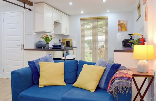 Long Hanborough Cottage | Intimate Studio Retreat with Kitchen & Breakfast Included