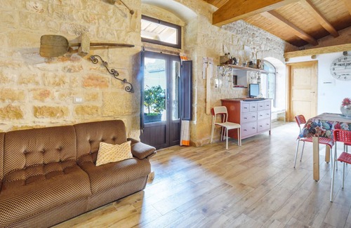 Modica House | A cottage decorated in country style with rustic details.