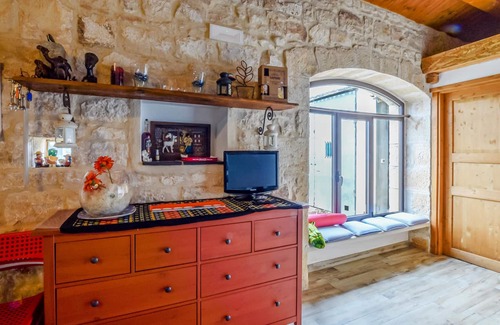 Modica House | A cottage decorated in country style with rustic details.