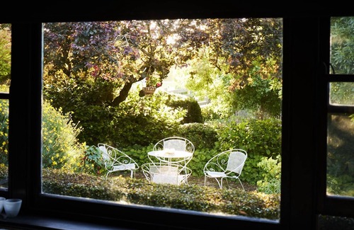 Ballan Cottage | Romantic Cottage Getaway with Spa and Alpacas Await!