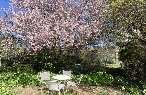 Ballan Cottage | Romantic Cottage Getaway with Spa and Alpacas Await!