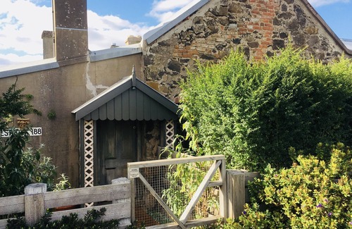 Ballan Cottage | Romantic Cottage Getaway with Spa and Alpacas Await!